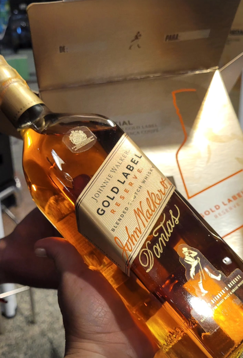 Johnnie Walker Gold Label — assinatura caligráfica