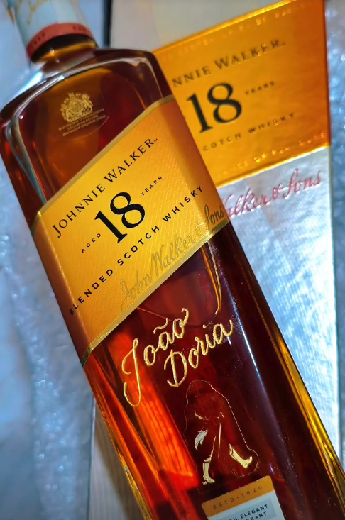 Johnnie Walker 18 Anos com caligrafia dourada