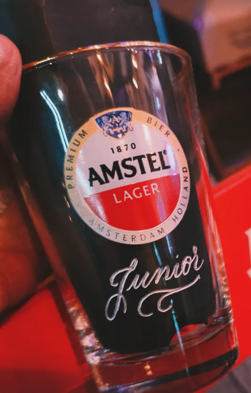 Copo Amstel personalizado em caligrafia branca