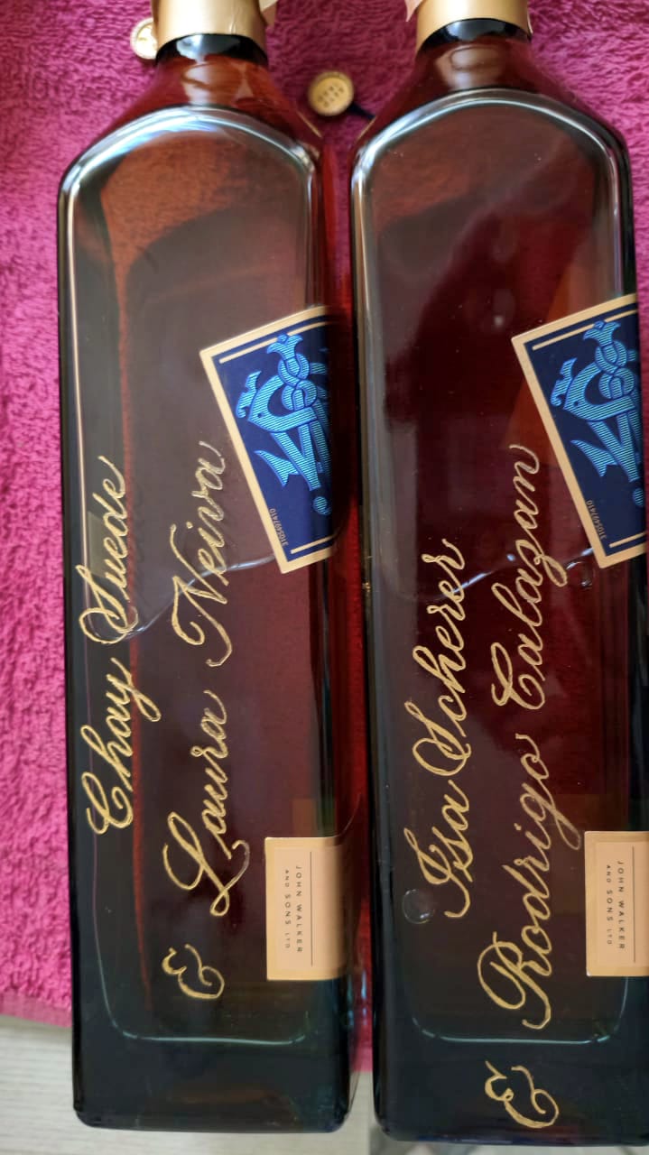Johnnie Walker Blue Label — dedicatórias em dourado